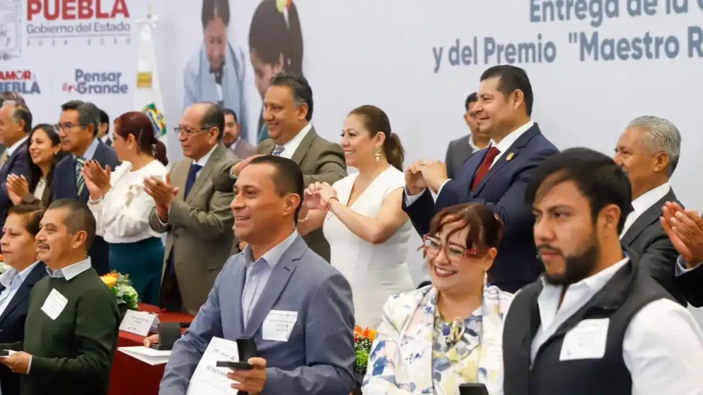 Alejandro Armenta rinde homenaje a maestros por 30 y 40 años de servicio