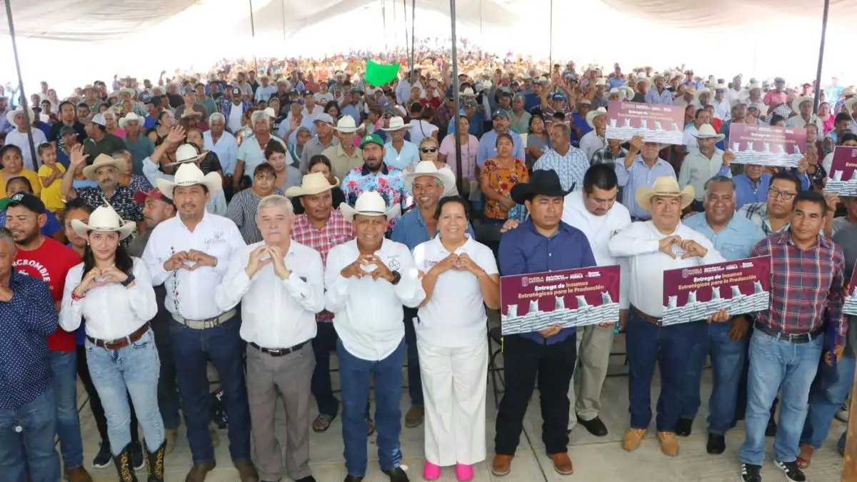 Entrega de apoyos al campo fortalece a productores en Puebla